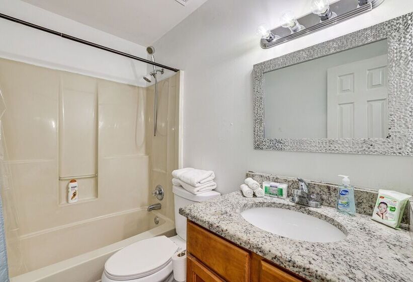 Rogers Vacation Home W/ Yard: 5 Mi To Bentonville