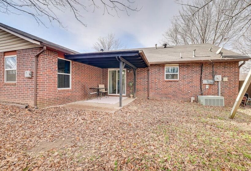 Rogers Vacation Home W/ Yard: 5 Mi To Bentonville