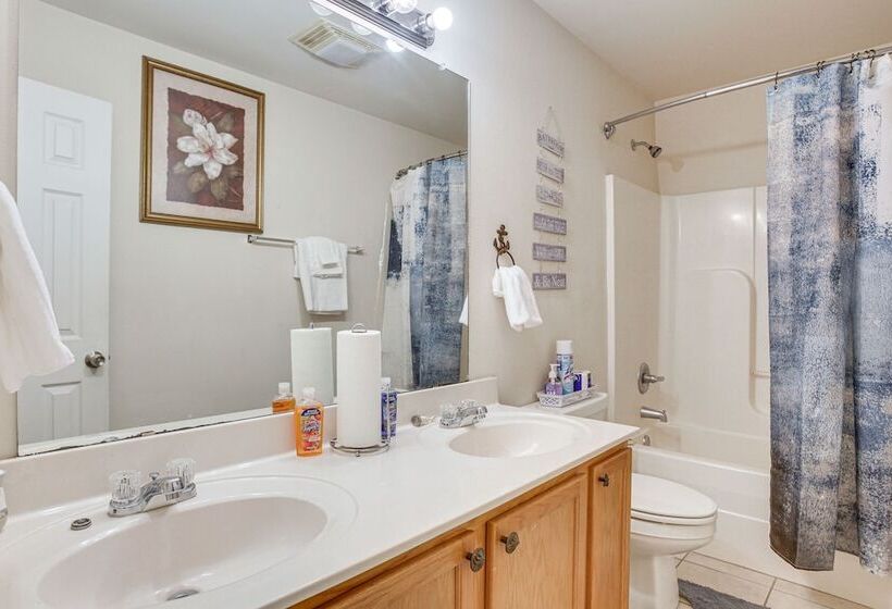 Spacious Family Friendly Home In Denham Springs!