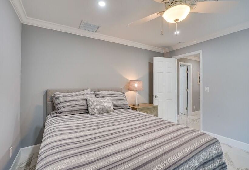 Game Room + Screened Lanai: Pine Island Getaway!