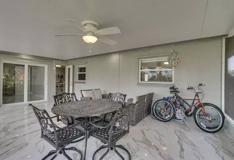 Game Room + Screened Lanai: Pine Island Getaway!