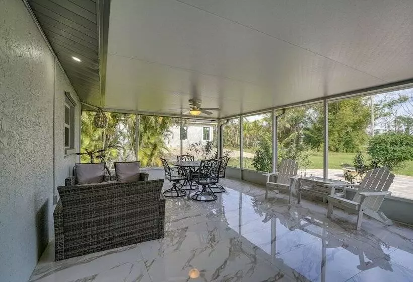 Game Room + Screened Lanai: Pine Island Getaway!