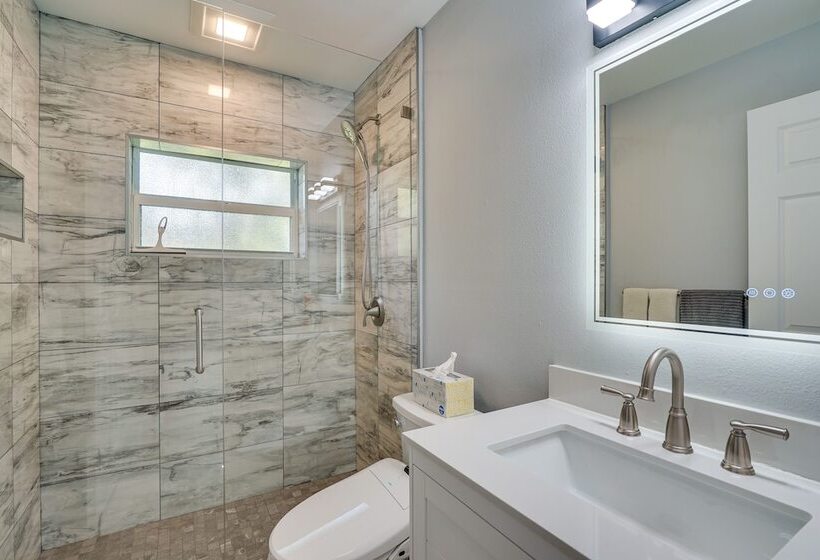 Game Room + Screened Lanai: Pine Island Getaway!