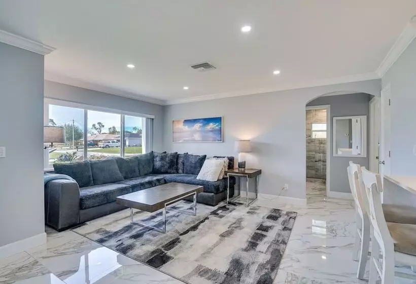 Game Room + Screened Lanai: Pine Island Getaway!