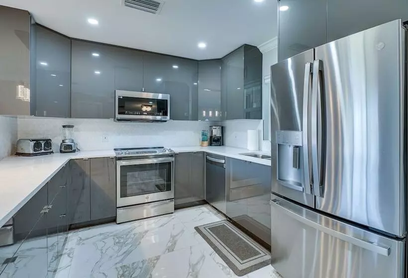 Game Room + Screened Lanai: Pine Island Getaway!