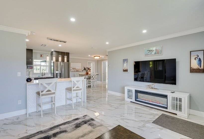 Game Room + Screened Lanai: Pine Island Getaway!