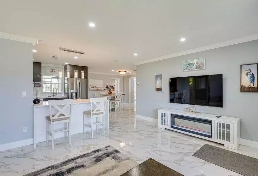 Game Room + Screened Lanai: Pine Island Getaway!