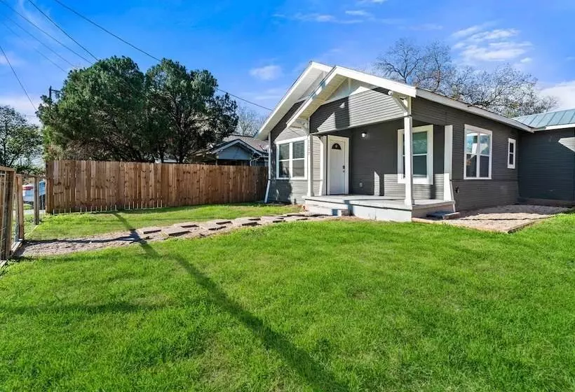 Step Into Comfort In This 3br/2ba Downtown Retreat