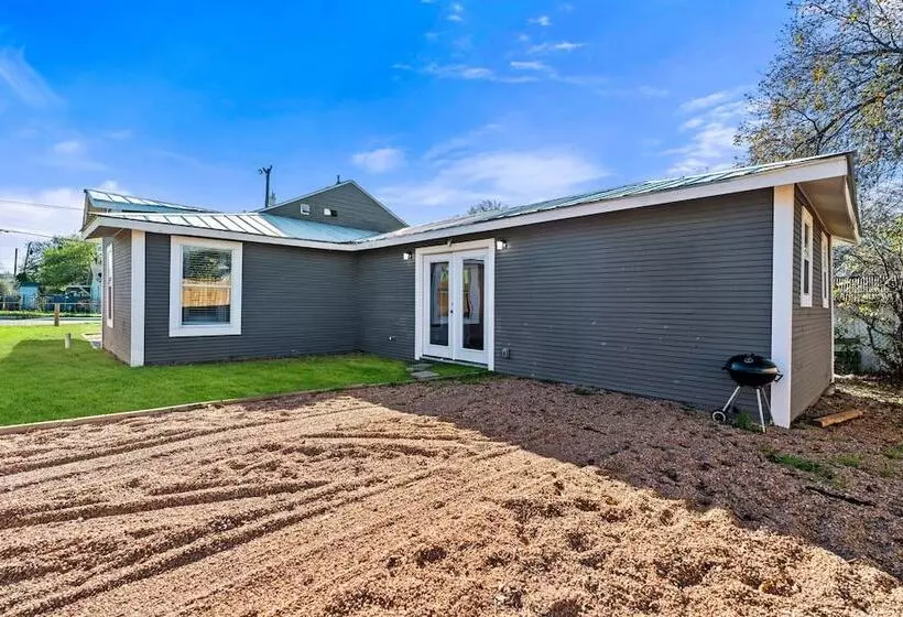 Step Into Comfort In This 3br/2ba Downtown Retreat