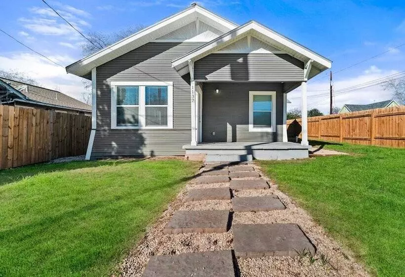 Step Into Comfort In This 3br/2ba Downtown Retreat