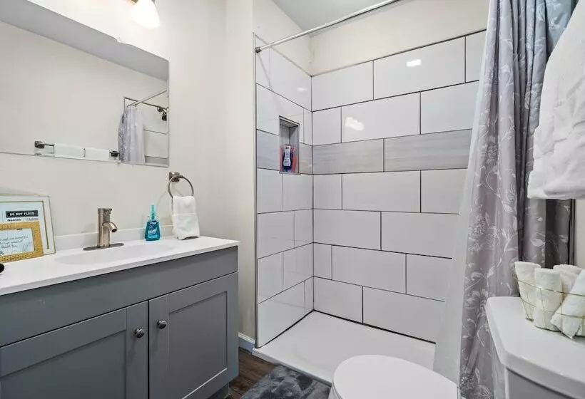 Step Into Comfort In This 3br/2ba Downtown Retreat