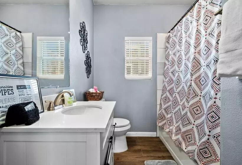 Step Into Comfort In This 3br/2ba Downtown Retreat