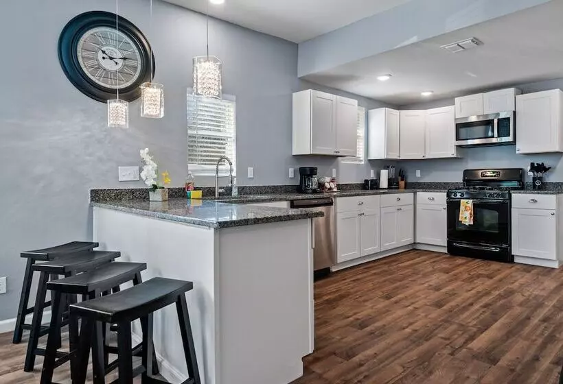 Step Into Comfort In This 3br/2ba Downtown Retreat