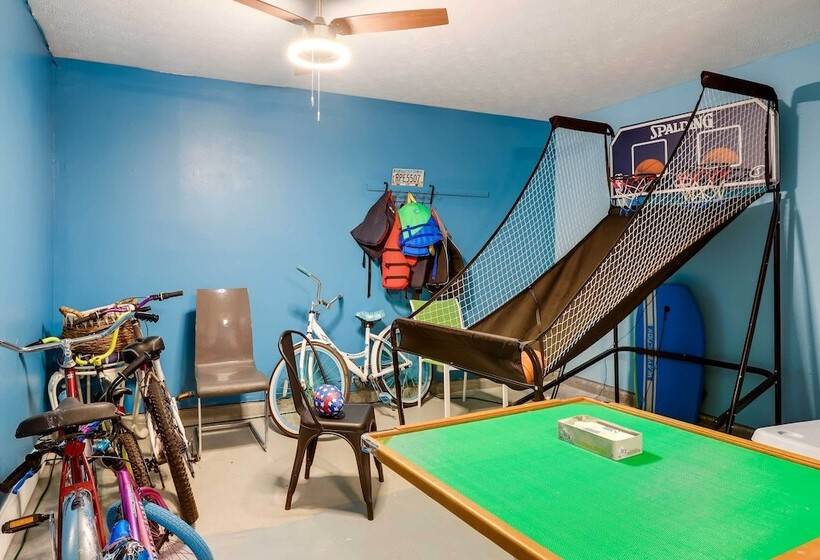 Beautiful Hampton Home W/ Gazebo & Backyard!