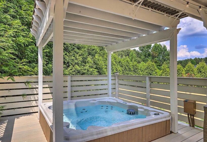 Beautiful Hampton Home W/ Gazebo & Backyard!