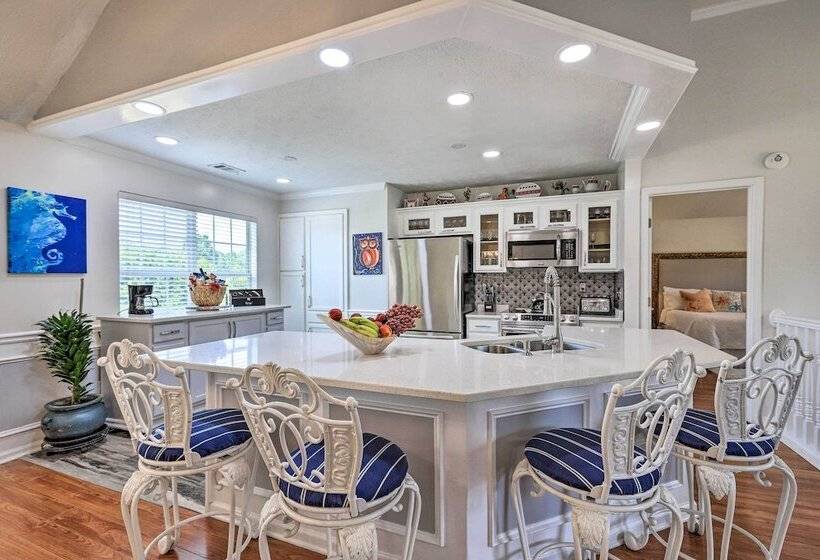 Beautiful Hampton Home W/ Gazebo & Backyard!