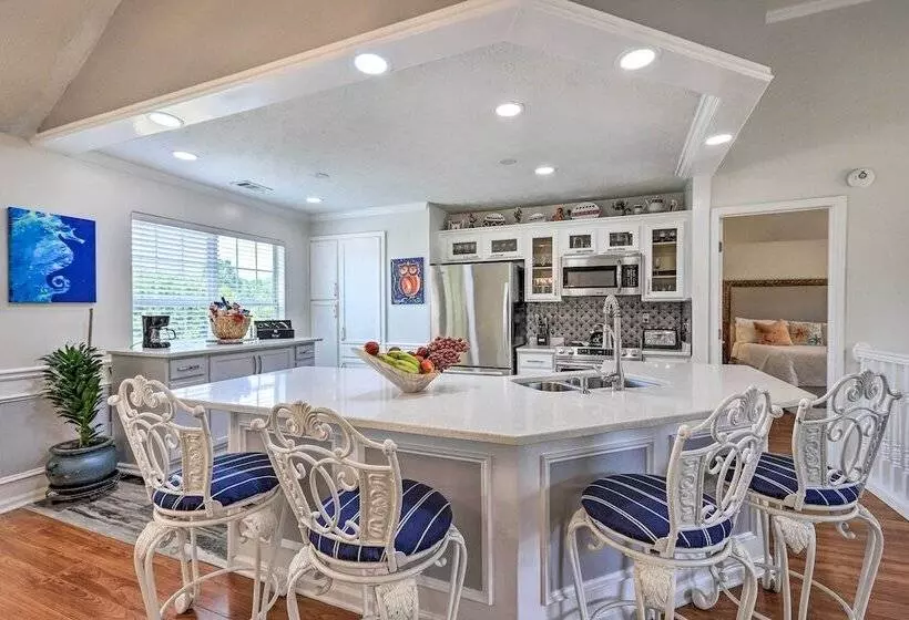 Beautiful Hampton Home W/ Gazebo & Backyard!