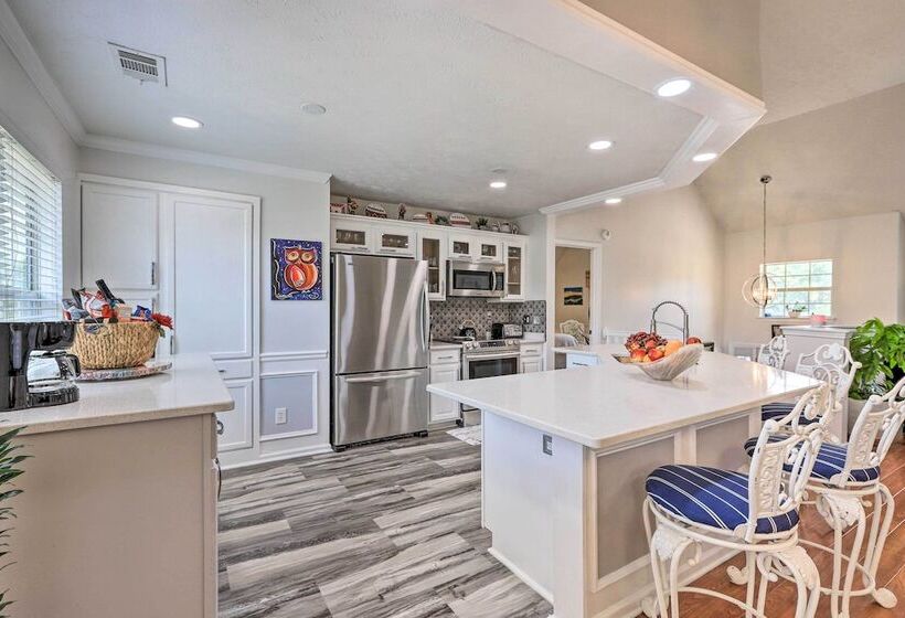 Beautiful Hampton Home W/ Gazebo & Backyard!