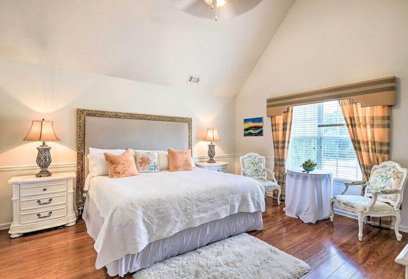 Beautiful Hampton Home W/ Gazebo & Backyard!