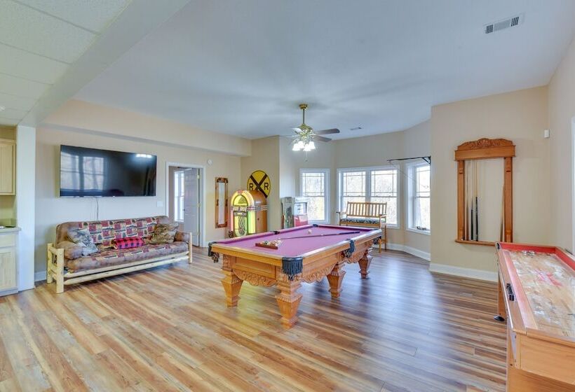 Blairsville Mansion W/ Hot Tub, Casino + Games!