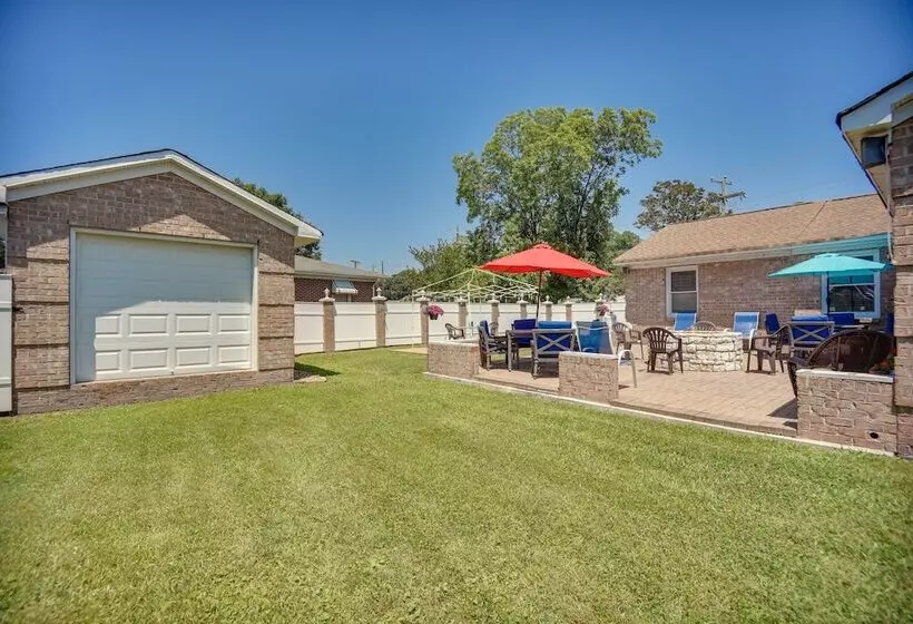Centrally Located Hampton Home: 6 Mi To Downtown!