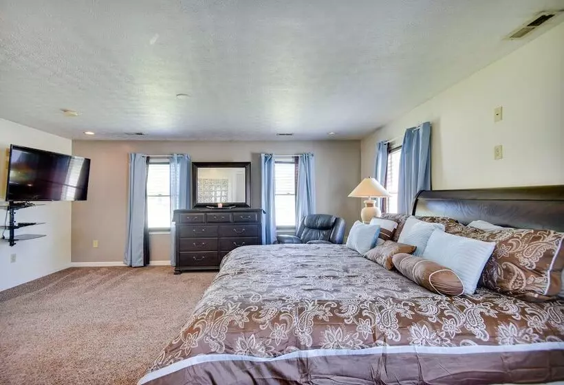 Centrally Located Hampton Home: 6 Mi To Downtown!