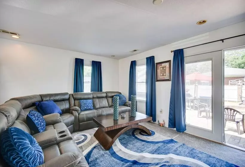 Centrally Located Hampton Home: 6 Mi To Downtown!