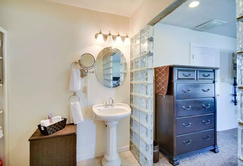 Centrally Located Hampton Home: 6 Mi To Downtown!