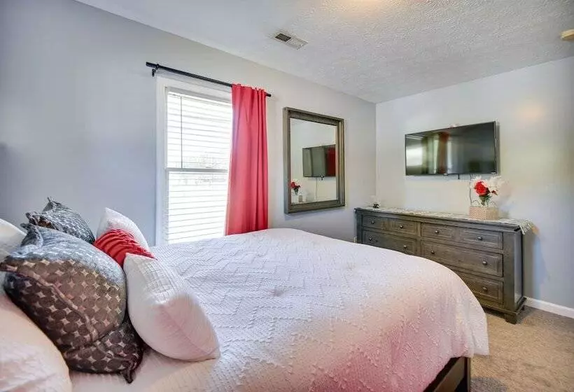 Centrally Located Hampton Home: 6 Mi To Downtown!
