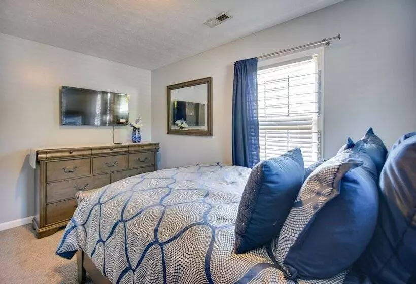 Centrally Located Hampton Home: 6 Mi To Downtown!