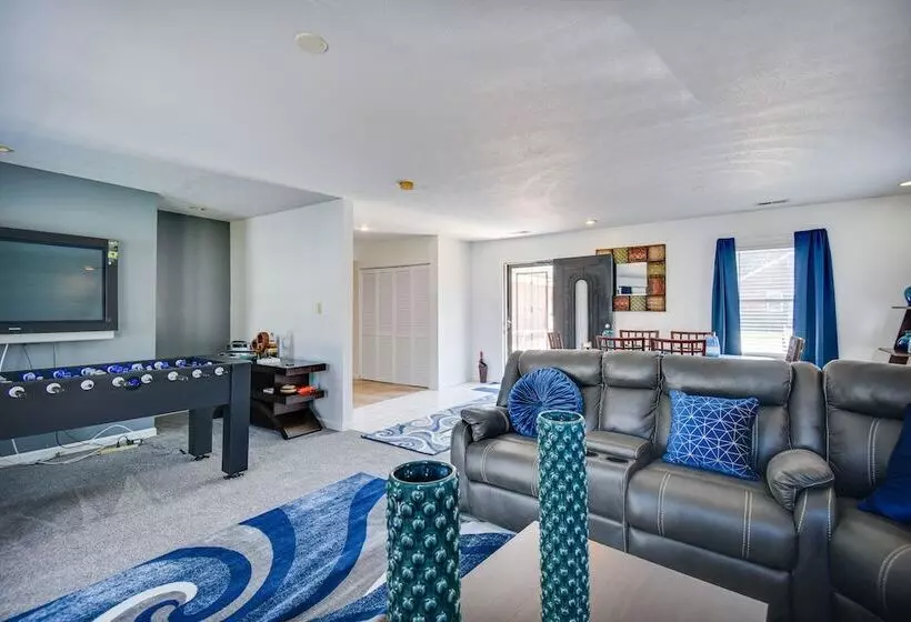 Centrally Located Hampton Home: 6 Mi To Downtown!
