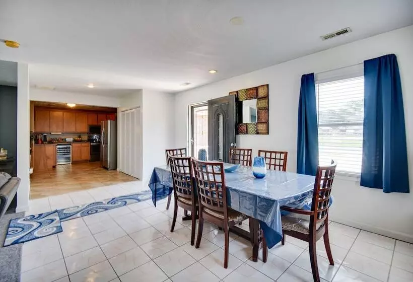 Centrally Located Hampton Home: 6 Mi To Downtown!