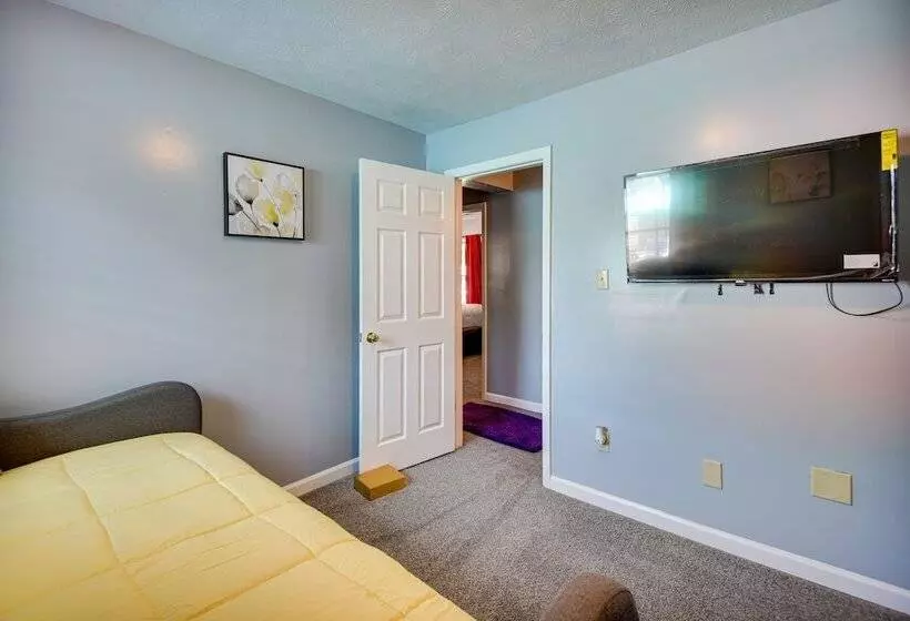 Centrally Located Hampton Home: 6 Mi To Downtown!
