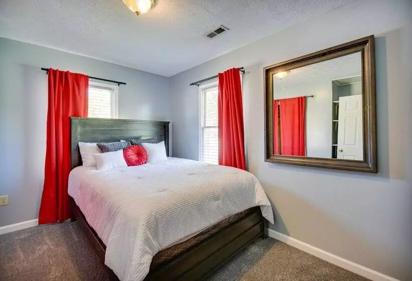 Centrally Located Hampton Home: 6 Mi To Downtown!