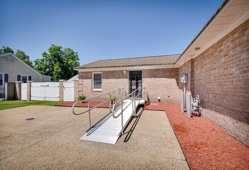 Centrally Located Hampton Home: 6 Mi To Downtown!