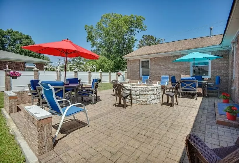 Centrally Located Hampton Home: 6 Mi To Downtown!