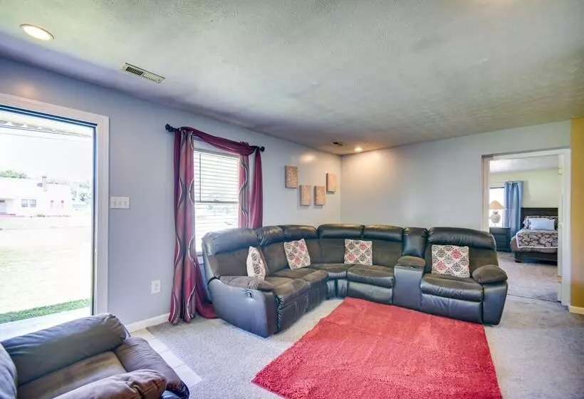 Centrally Located Hampton Home: 6 Mi To Downtown!