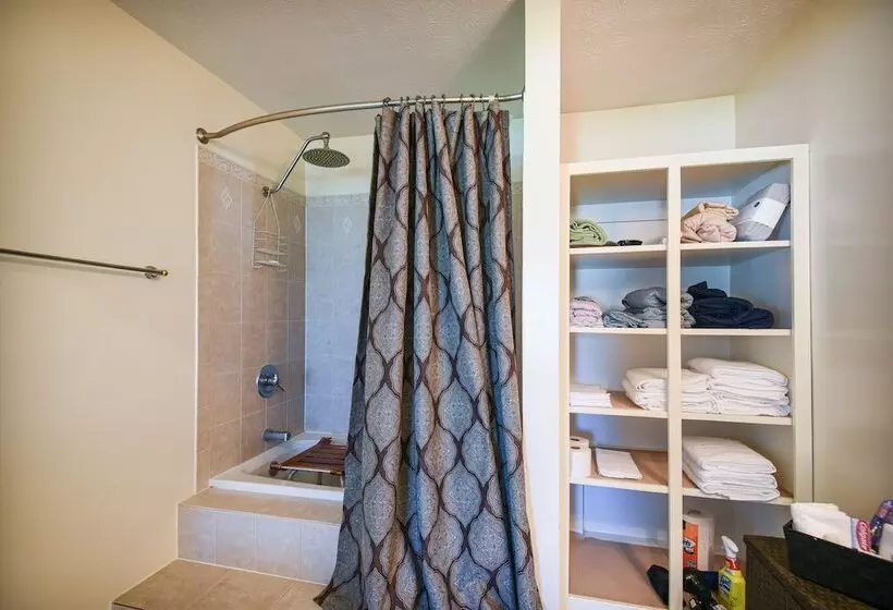 Centrally Located Hampton Home: 6 Mi To Downtown!