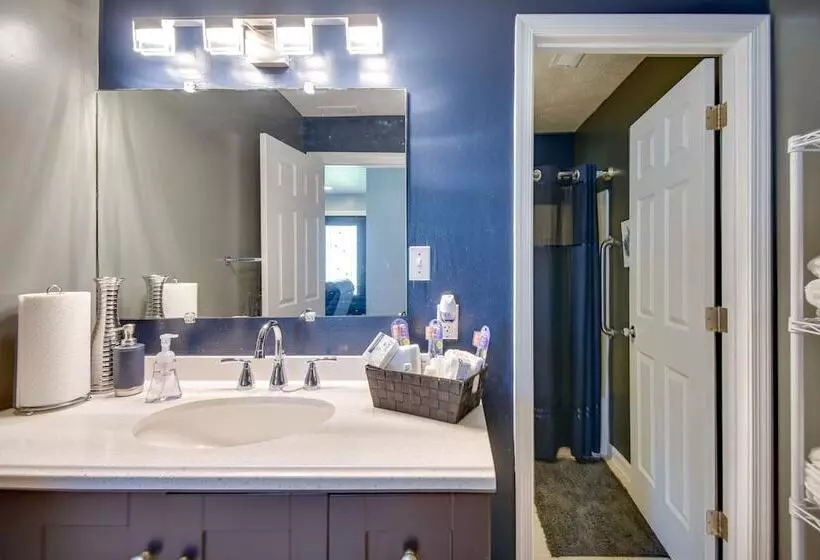 Centrally Located Hampton Home: 6 Mi To Downtown!