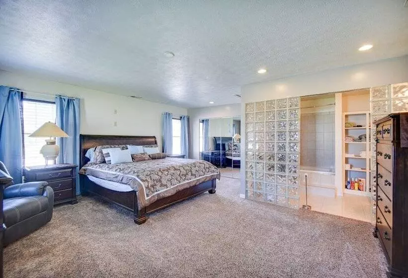 Centrally Located Hampton Home: 6 Mi To Downtown!