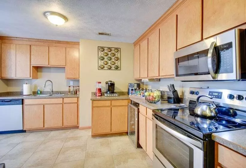Centrally Located Hampton Home: 6 Mi To Downtown!