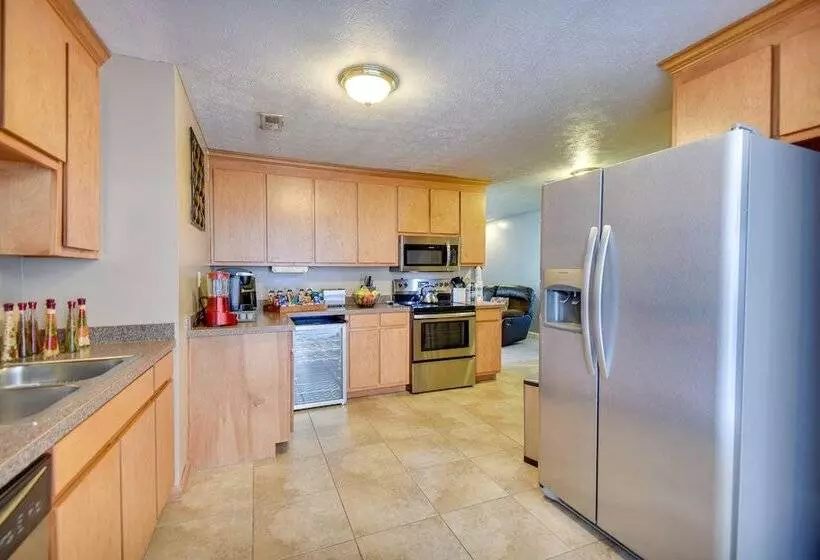 Centrally Located Hampton Home: 6 Mi To Downtown!