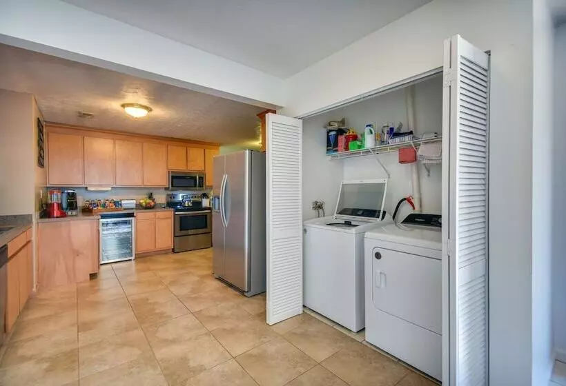 Centrally Located Hampton Home: 6 Mi To Downtown!
