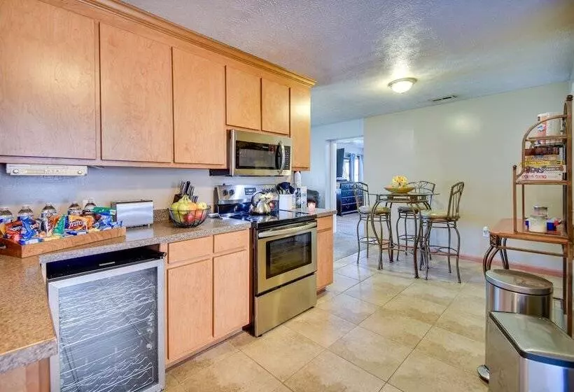 Centrally Located Hampton Home: 6 Mi To Downtown!