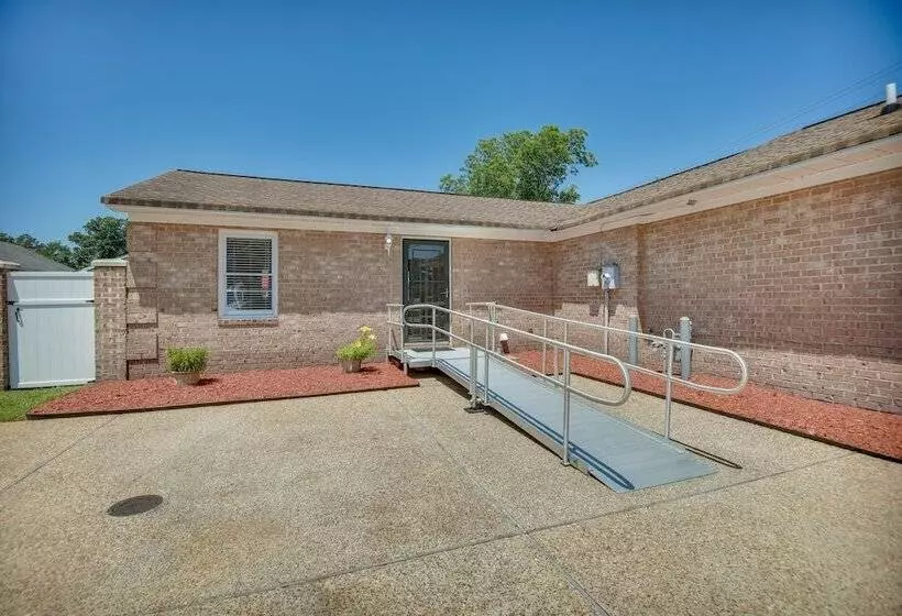 Centrally Located Hampton Home: 6 Mi To Downtown!