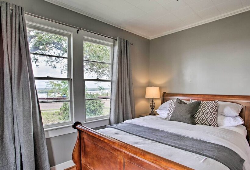 Charming Cottage W/ Mississippi River Views!