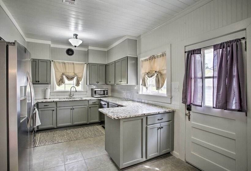 Charming Cottage W/ Mississippi River Views!