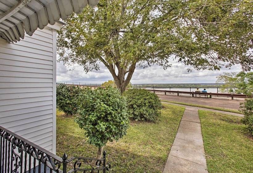 Charming Cottage W/ Mississippi River Views!