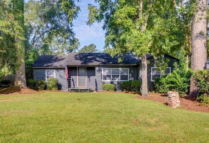 Charming Valdosta Home W/ Deck & Outdoor Dining!
