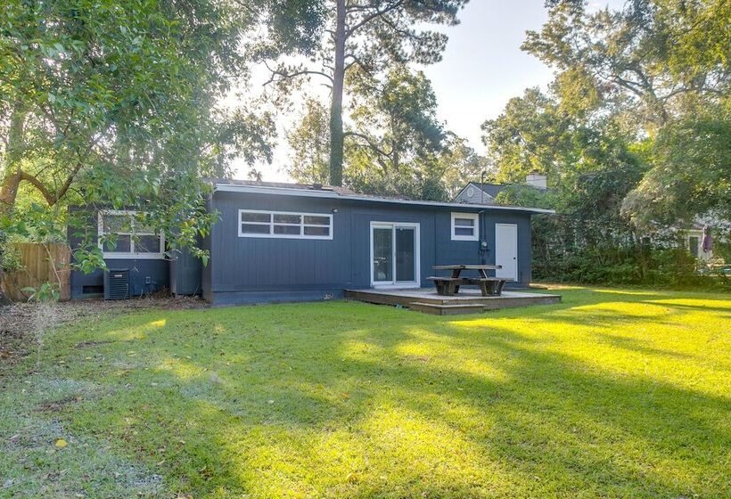 Charming Valdosta Home W/ Deck & Outdoor Dining!